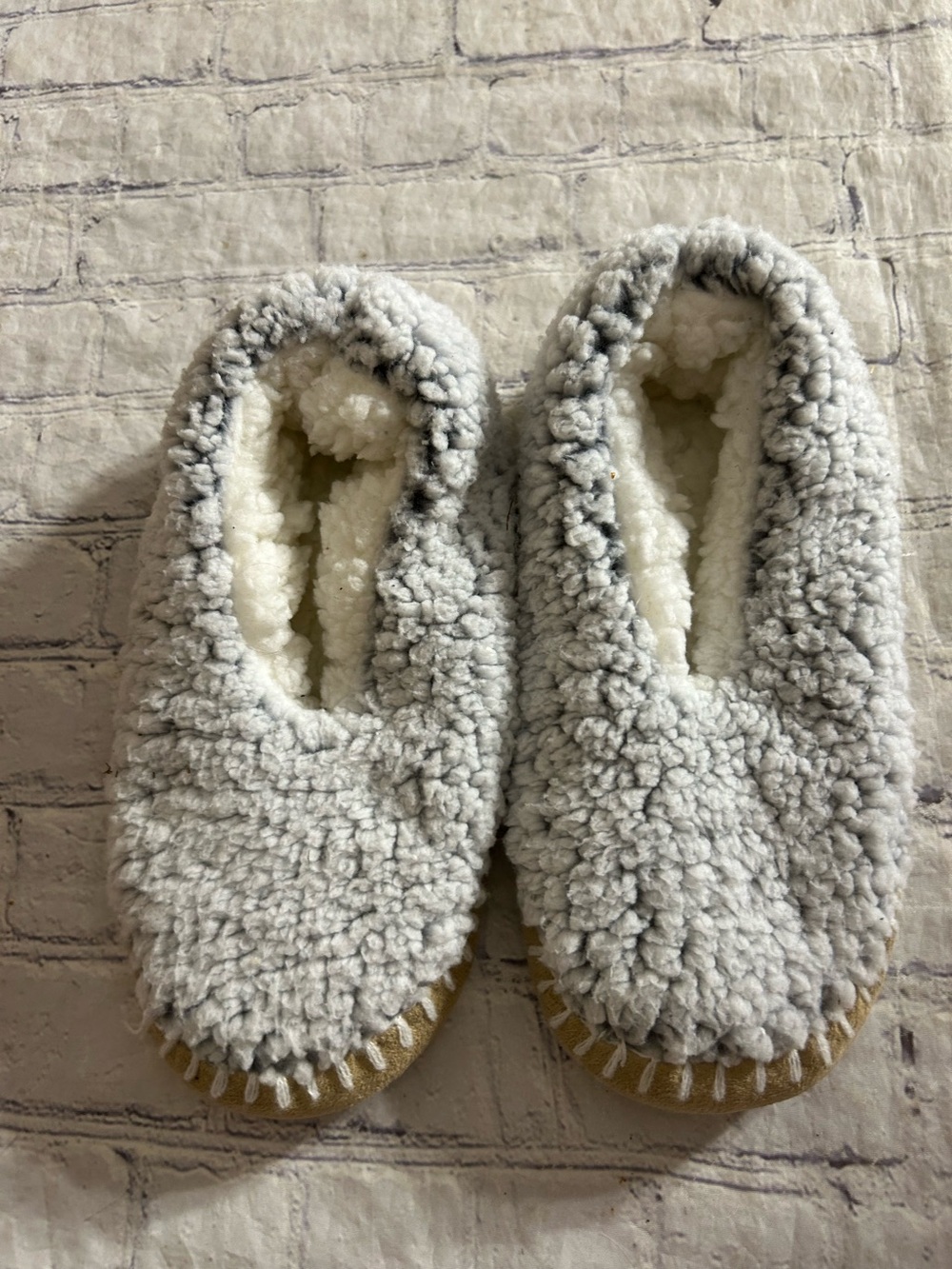 LEMON WOMEN’S PLUSH SLIPPERS SOCKS FUZZY UPPER LIGHT BLUE WHITE LINING DOT SOLES
